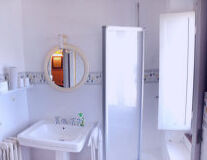 bathroom, wall, sink, mirror, indoor, plumbing fixture, shower, bathtub, tap, bathroom accessory